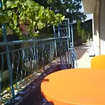 Violet Garden 2 Veranda Apartmán
